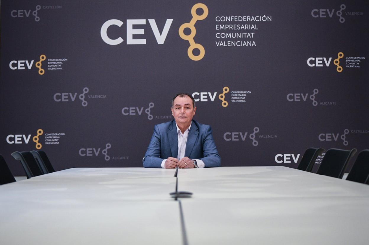 El presidente de la CEV, Salvador Navarro, ayer en un momento de la entrevista. ep