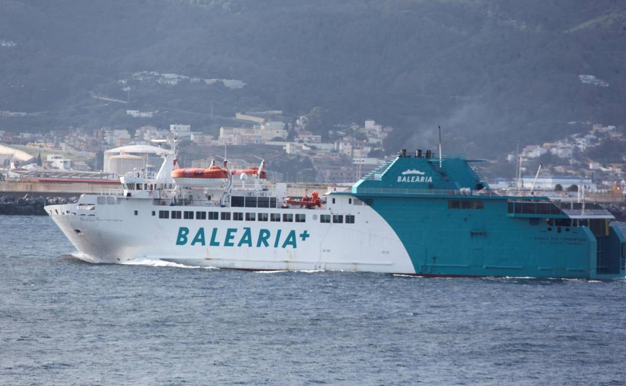 Un buque de Baleària, en el puerto de Ceuta. 