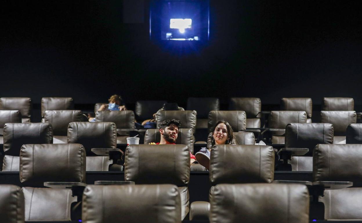 Algunos cines de la ciudad han reabierto sus puertas recientemente. 