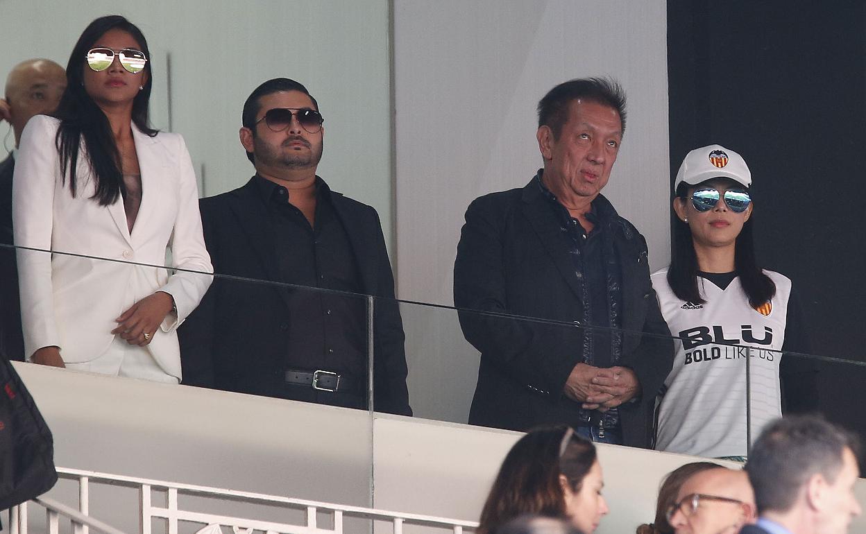 Peter Lim y el príncipe de Johor, en el palco de Mestalla.