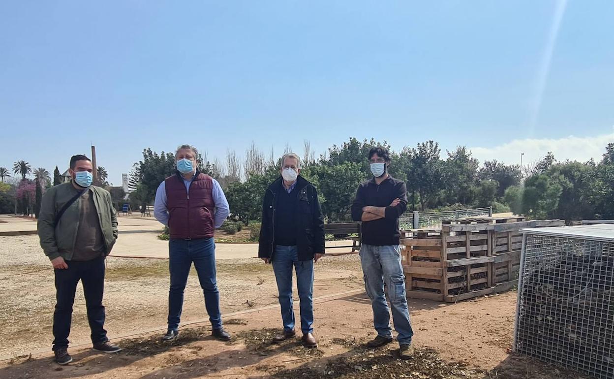 El alcalde, Ramón Marí, con los ediles José Arias y Ramón Tarazona, visitan el bosque. 