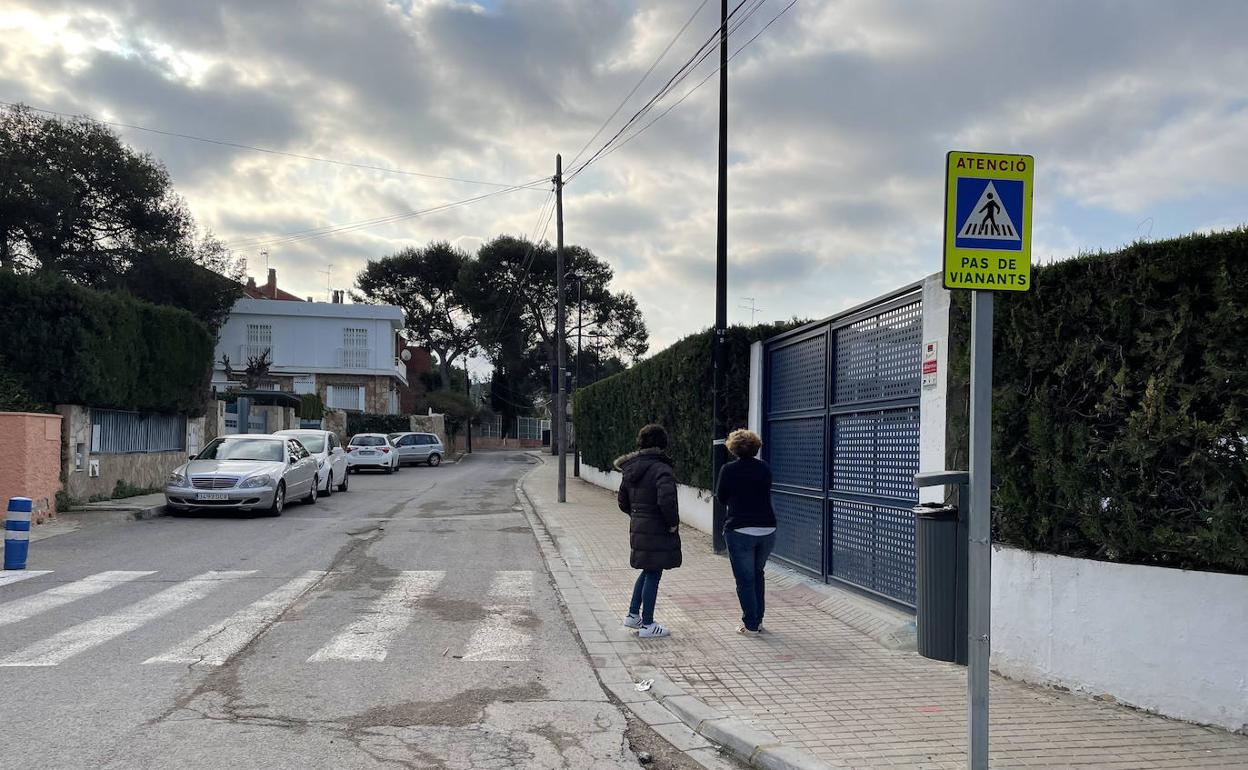 Los padres de un colegio de Torrent exigen vallas para evitar atropellos