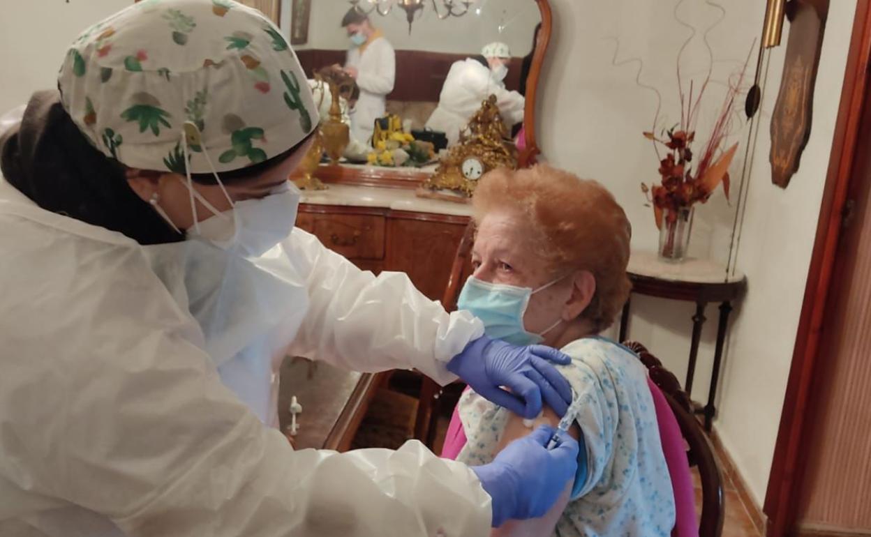 Una vacunación contra la Covid-19, a domicilio en Gandia. 