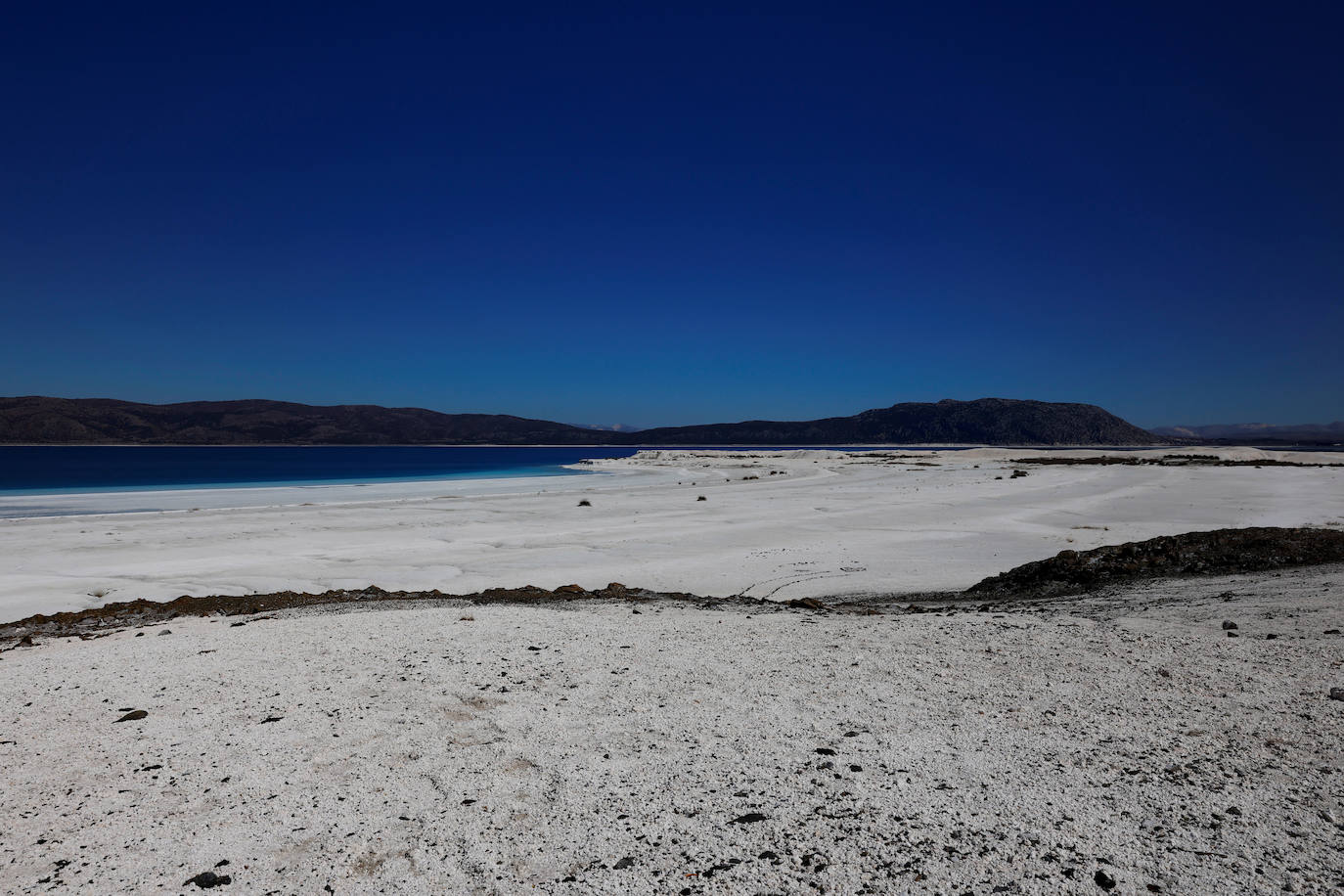 Un lago de unos 40 kilómetros cuadrados en el suroeste de Turquía ha atraído la atención de los científicos por las similitudes que ven con el cráter Jezero de Marte, donde ha aterrizado el explorador Perseverance de la NASA. Los investigadores creen que el lago Salda, en la provincia de Burdur, comparte características minerales y geológicas similares al cráter Jezero.