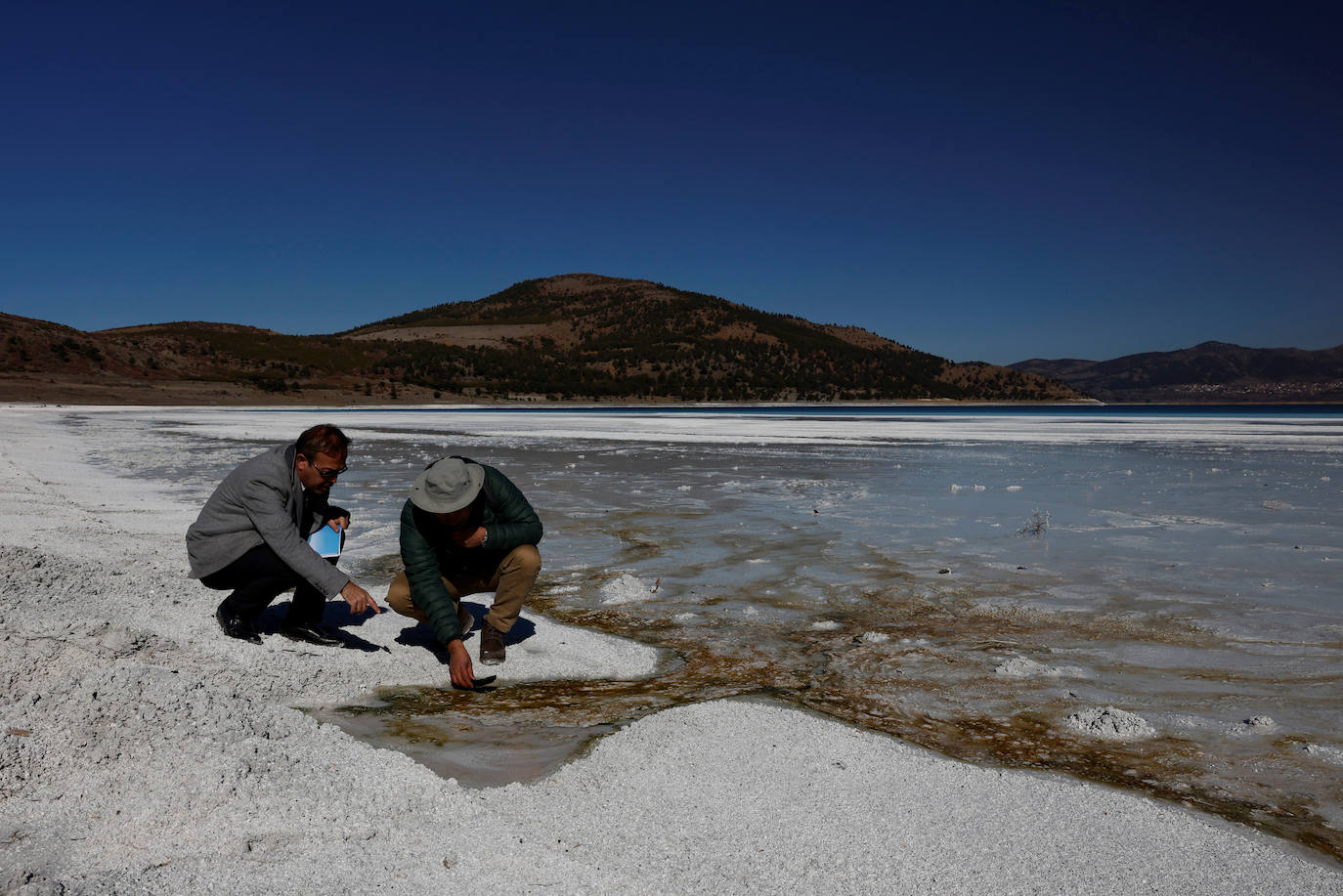 Un lago de unos 40 kilómetros cuadrados en el suroeste de Turquía ha atraído la atención de los científicos por las similitudes que ven con el cráter Jezero de Marte, donde ha aterrizado el explorador Perseverance de la NASA. Los investigadores creen que el lago Salda, en la provincia de Burdur, comparte características minerales y geológicas similares al cráter Jezero.