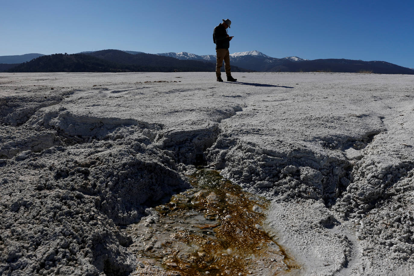 Un lago de unos 40 kilómetros cuadrados en el suroeste de Turquía ha atraído la atención de los científicos por las similitudes que ven con el cráter Jezero de Marte, donde ha aterrizado el explorador Perseverance de la NASA. Los investigadores creen que el lago Salda, en la provincia de Burdur, comparte características minerales y geológicas similares al cráter Jezero.