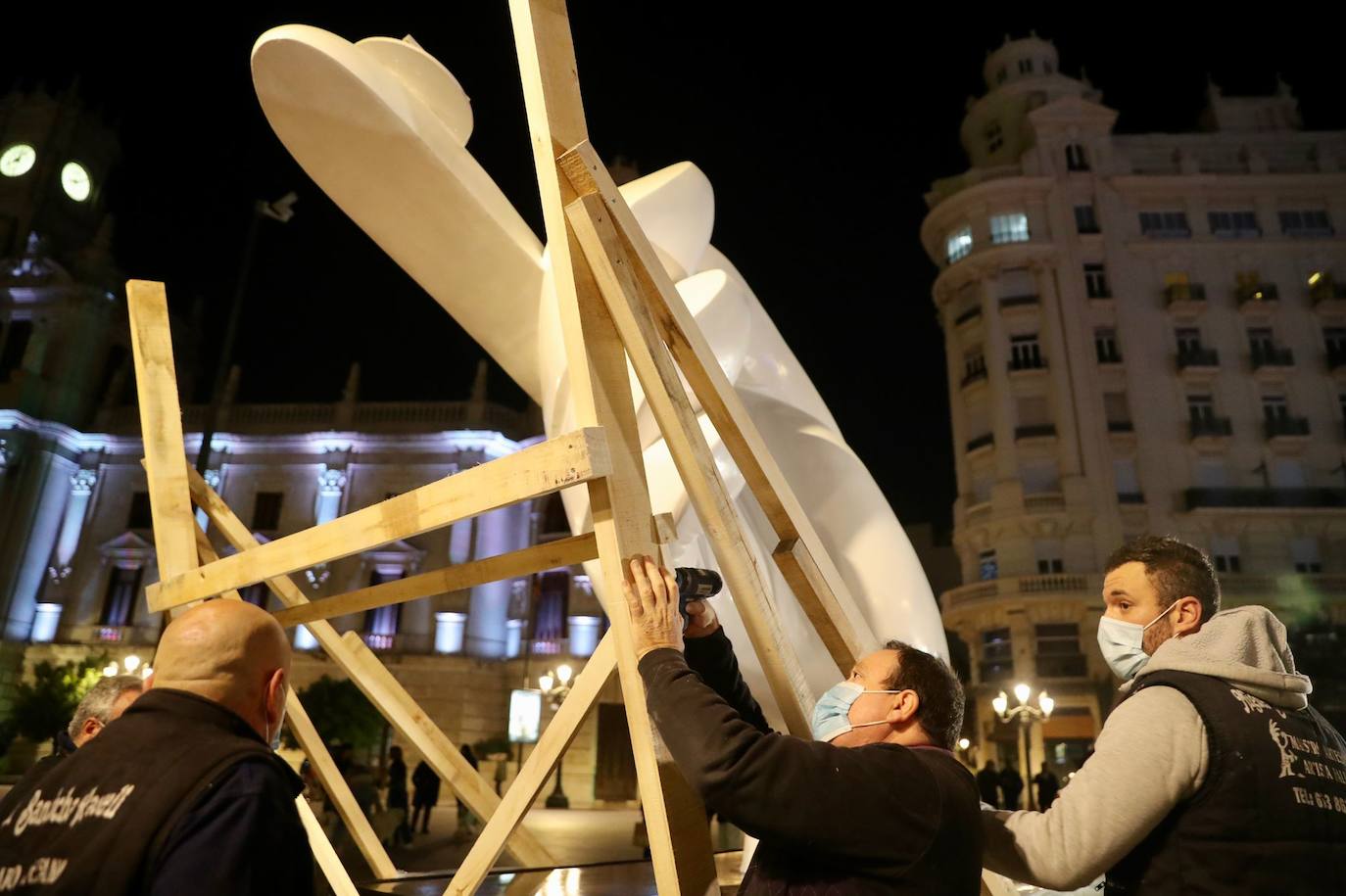 La Junta Central Fallera enciende el fuego de un pebetero que permanecerá en la plaza del Ayuntamiento hasta que se plante la falla municipal de 2021