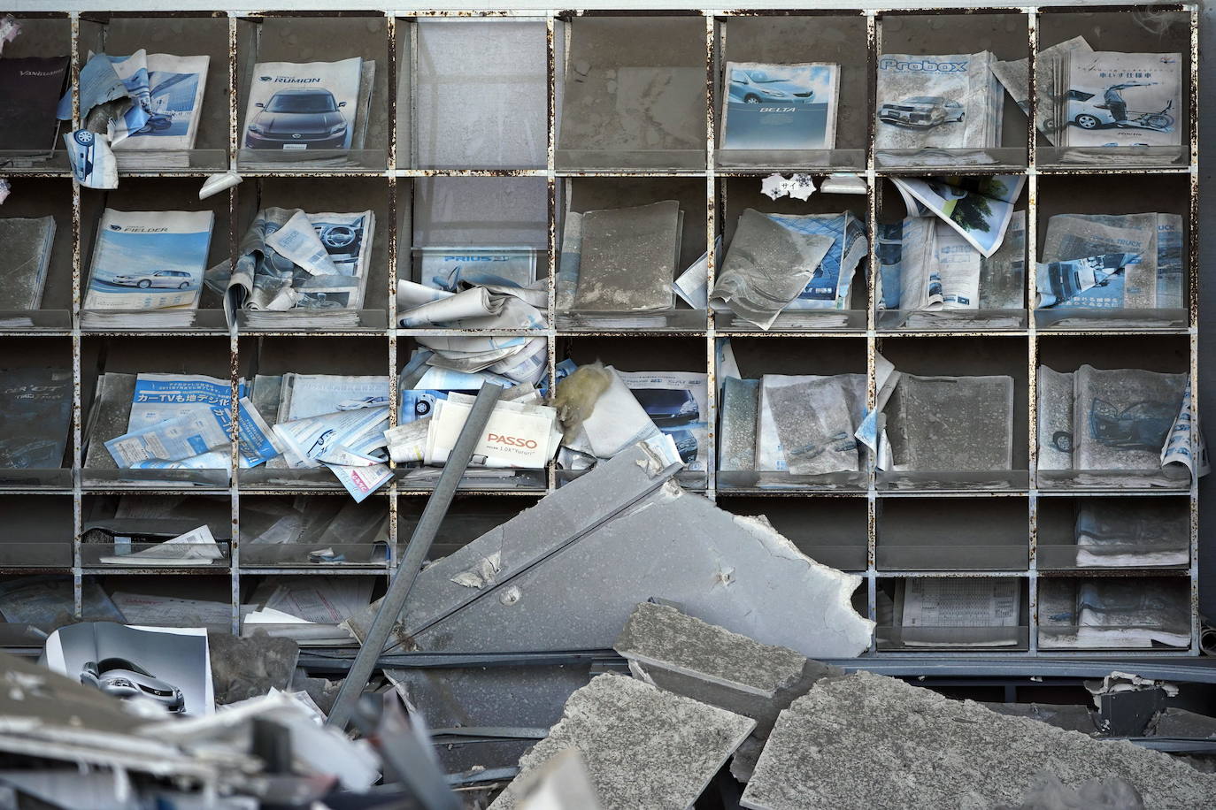 El 11 de marzo de 2011 ha quedado grabado en la historia por el desastre nuclear ocurrido en la planta nuclear Fukushima Daiichi. Ese día, el terremoto más intenso en la historia de Japón, de 9,1 puntos en la escala de Richter, ocasionó un tsunami de 15 metros en la costa de la región de Tohoku, que sumado a un fallo humano terminó en convirtiéndose en el mayor accidente nuclear en el mundo desde el de Chernóbil en 1986. La falta de suministro eléctrico provocó la fusión del núcleo en tres de los seis reactores de la planta, lo que derivó en la brutal catástrofe que diez años después sigue siendo una zona contaminada, plagada de ruinas y abandono. 