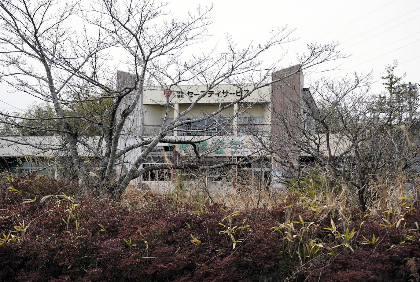 El 11 de marzo de 2011 ha quedado grabado en la historia por el desastre nuclear ocurrido en la planta nuclear Fukushima Daiichi. Ese día, el terremoto más intenso en la historia de Japón, de 9,1 puntos en la escala de Richter, ocasionó un tsunami de 15 metros en la costa de la región de Tohoku, que sumado a un fallo humano terminó en convirtiéndose en el mayor accidente nuclear en el mundo desde el de Chernóbil en 1986. La falta de suministro eléctrico provocó la fusión del núcleo en tres de los seis reactores de la planta, lo que derivó en la brutal catástrofe que diez años después sigue siendo una zona contaminada, plagada de ruinas y abandono. 