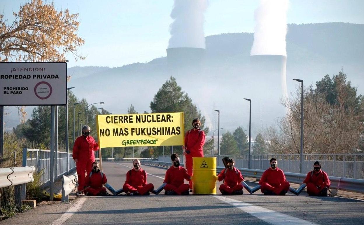 Activistas de Greenpeace se han encadenado a primera hora de este jueves en la carretera de acceso a la central nuclear de Cofrentes. 