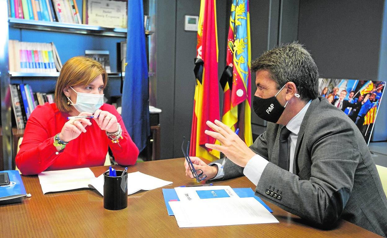 La presidenta del PPCV, Isabel Bonig, junto al presidente de la Diputación de Alicante, Carlos Mazón. 