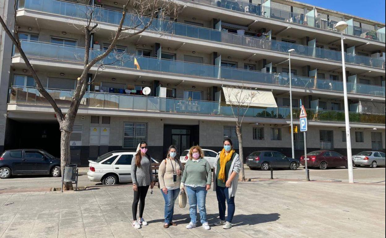 Cuatro vecinas de la finca afectada por el desalojo en la calle Ports. 