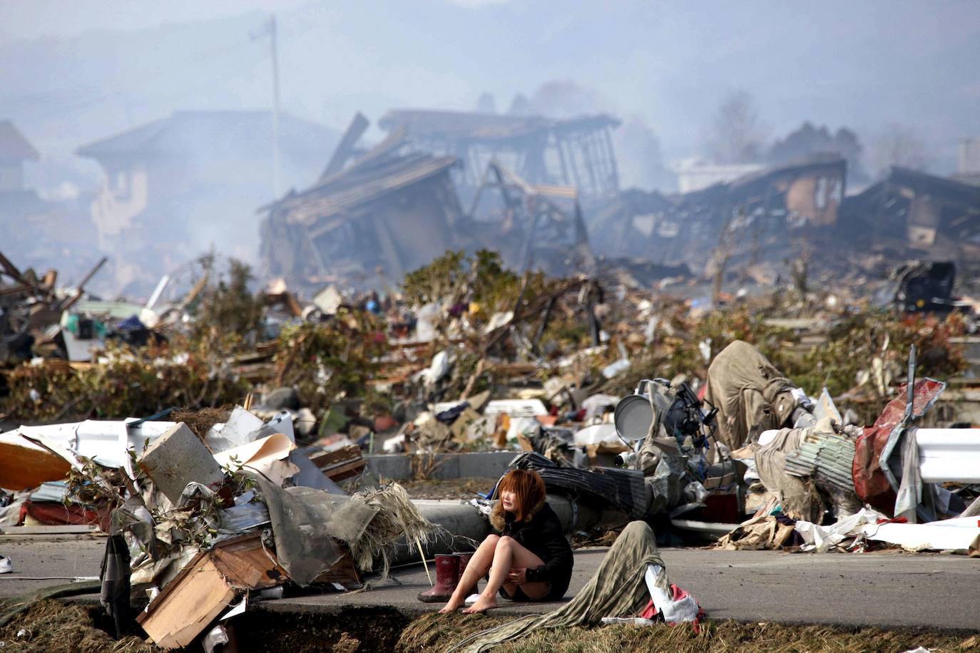 El 11 de marzo de 2011, un terremoto de magnitud 9 desató un tsunami que arrasó la costa nororiental de Japón, dejando más de 22.000 muertos y desaparecidos y provocando en la central de Fukushima 1 el peor accidente nuclear desde Chernóbil. Con olas de hasta 40 metros, el tsunami arrastró todo lo que encontró a su paso en cientos de kilómetros.