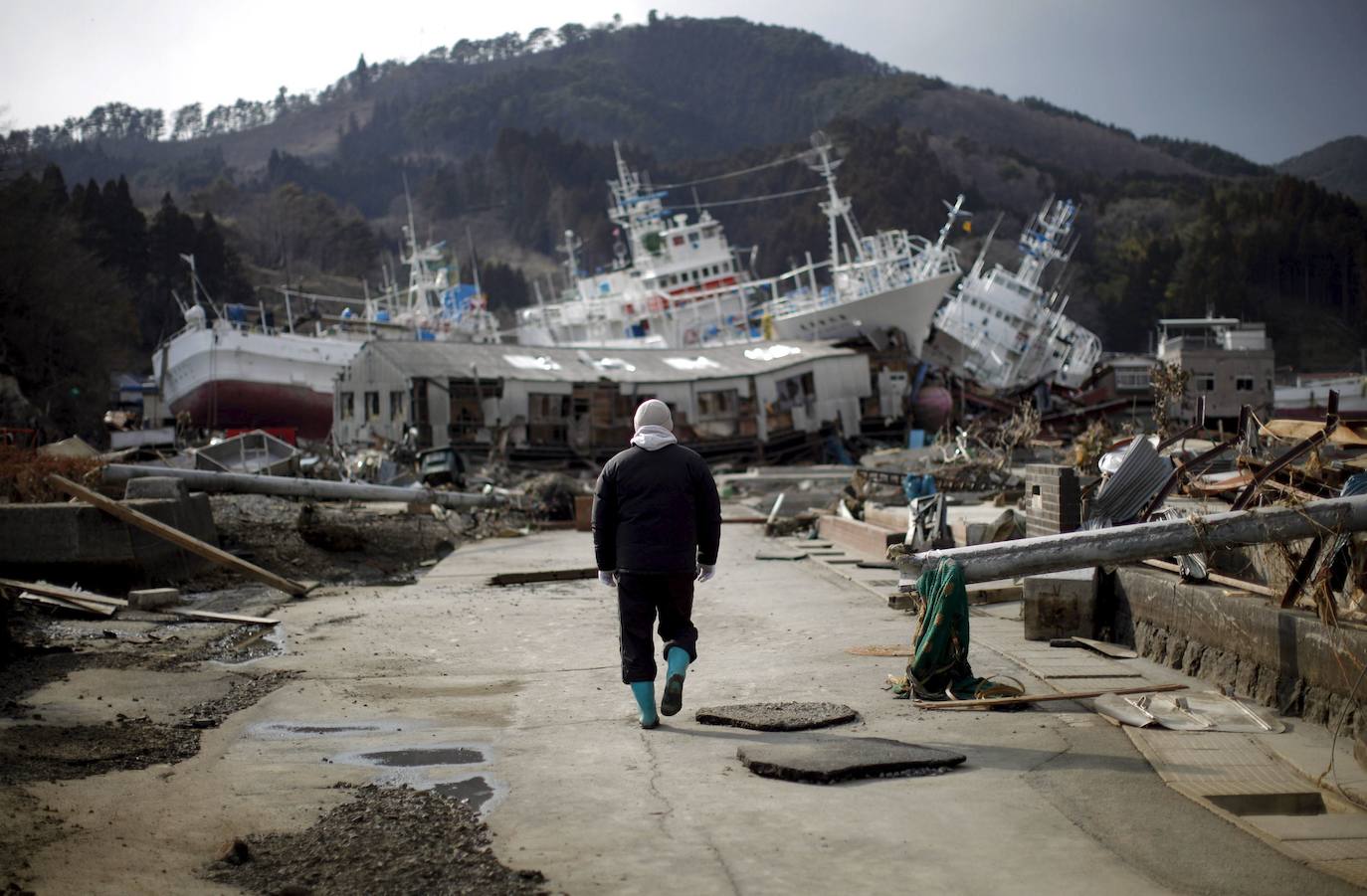 El 11 de marzo de 2011, un terremoto de magnitud 9 desató un tsunami que arrasó la costa nororiental de Japón, dejando más de 22.000 muertos y desaparecidos y provocando en la central de Fukushima 1 el peor accidente nuclear desde Chernóbil. Con olas de hasta 40 metros, el tsunami arrastró todo lo que encontró a su paso en cientos de kilómetros.