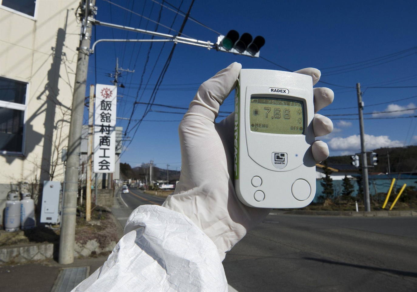 El 11 de marzo de 2011, un terremoto de magnitud 9 desató un tsunami que arrasó la costa nororiental de Japón, dejando más de 22.000 muertos y desaparecidos y provocando en la central de Fukushima 1 el peor accidente nuclear desde Chernóbil. Con olas de hasta 40 metros, el tsunami arrastró todo lo que encontró a su paso en cientos de kilómetros.