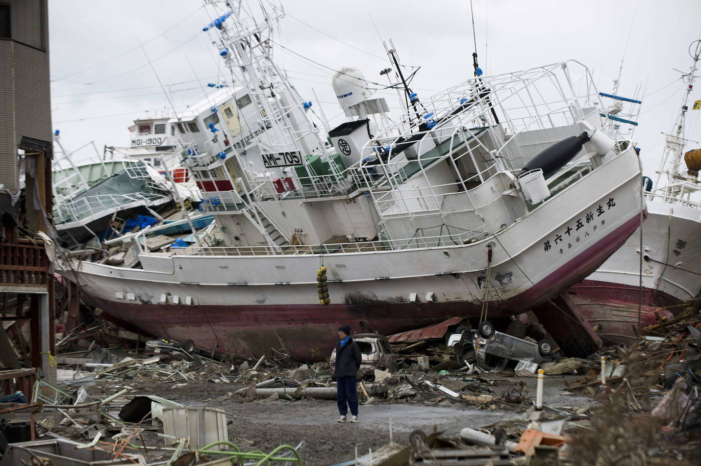 El 11 de marzo de 2011, un terremoto de magnitud 9 desató un tsunami que arrasó la costa nororiental de Japón, dejando más de 22.000 muertos y desaparecidos y provocando en la central de Fukushima 1 el peor accidente nuclear desde Chernóbil. Con olas de hasta 40 metros, el tsunami arrastró todo lo que encontró a su paso en cientos de kilómetros.