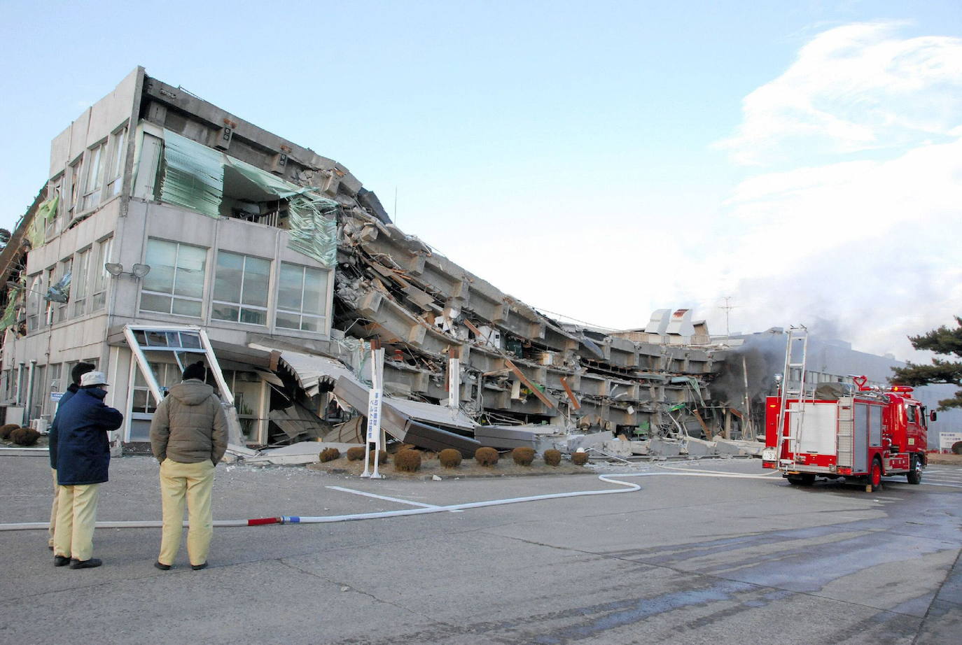 El 11 de marzo de 2011, un terremoto de magnitud 9 desató un tsunami que arrasó la costa nororiental de Japón, dejando más de 22.000 muertos y desaparecidos y provocando en la central de Fukushima 1 el peor accidente nuclear desde Chernóbil. Con olas de hasta 40 metros, el tsunami arrastró todo lo que encontró a su paso en cientos de kilómetros.