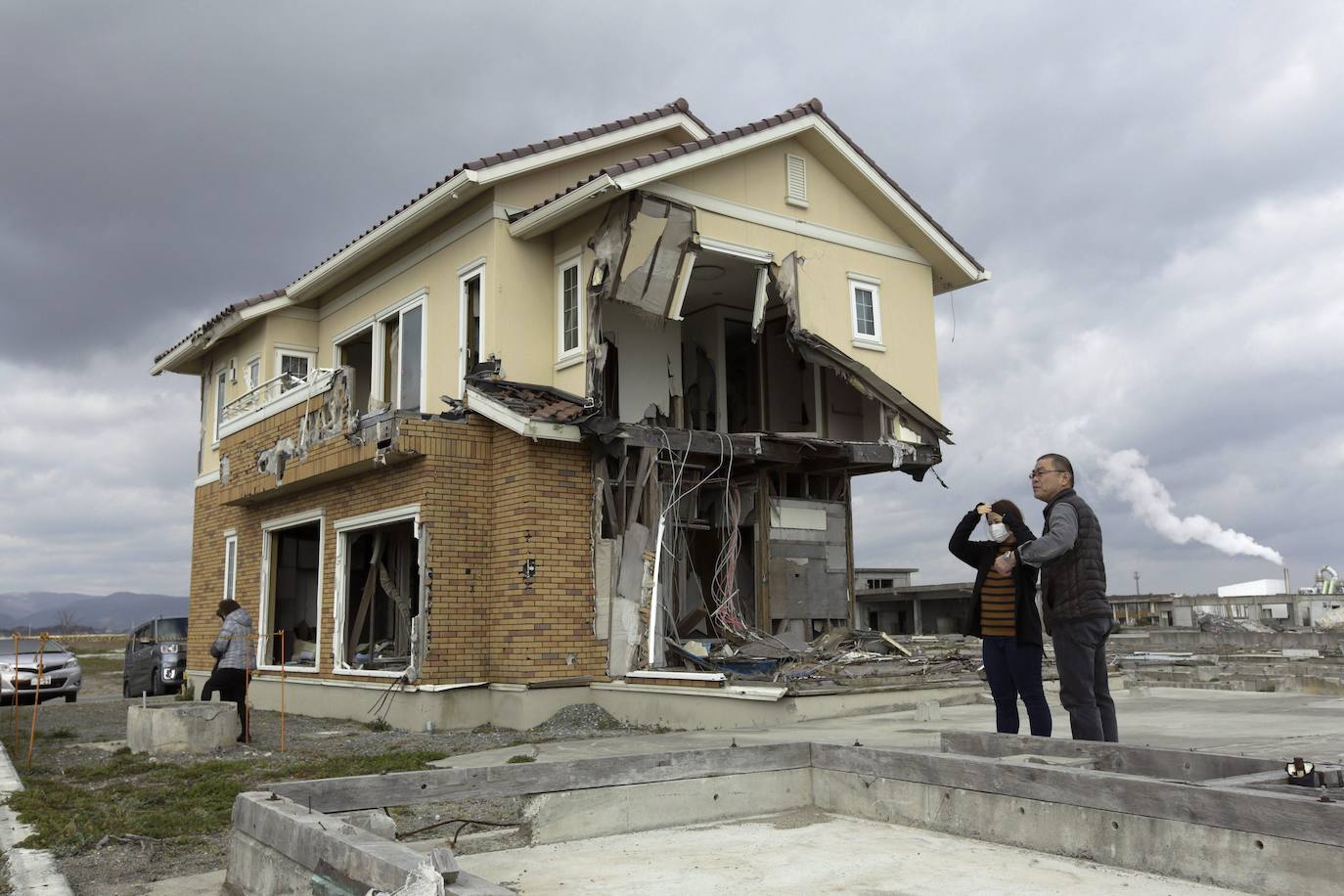 El 11 de marzo de 2011, un terremoto de magnitud 9 desató un tsunami que arrasó la costa nororiental de Japón, dejando más de 22.000 muertos y desaparecidos y provocando en la central de Fukushima 1 el peor accidente nuclear desde Chernóbil. Con olas de hasta 40 metros, el tsunami arrastró todo lo que encontró a su paso en cientos de kilómetros.