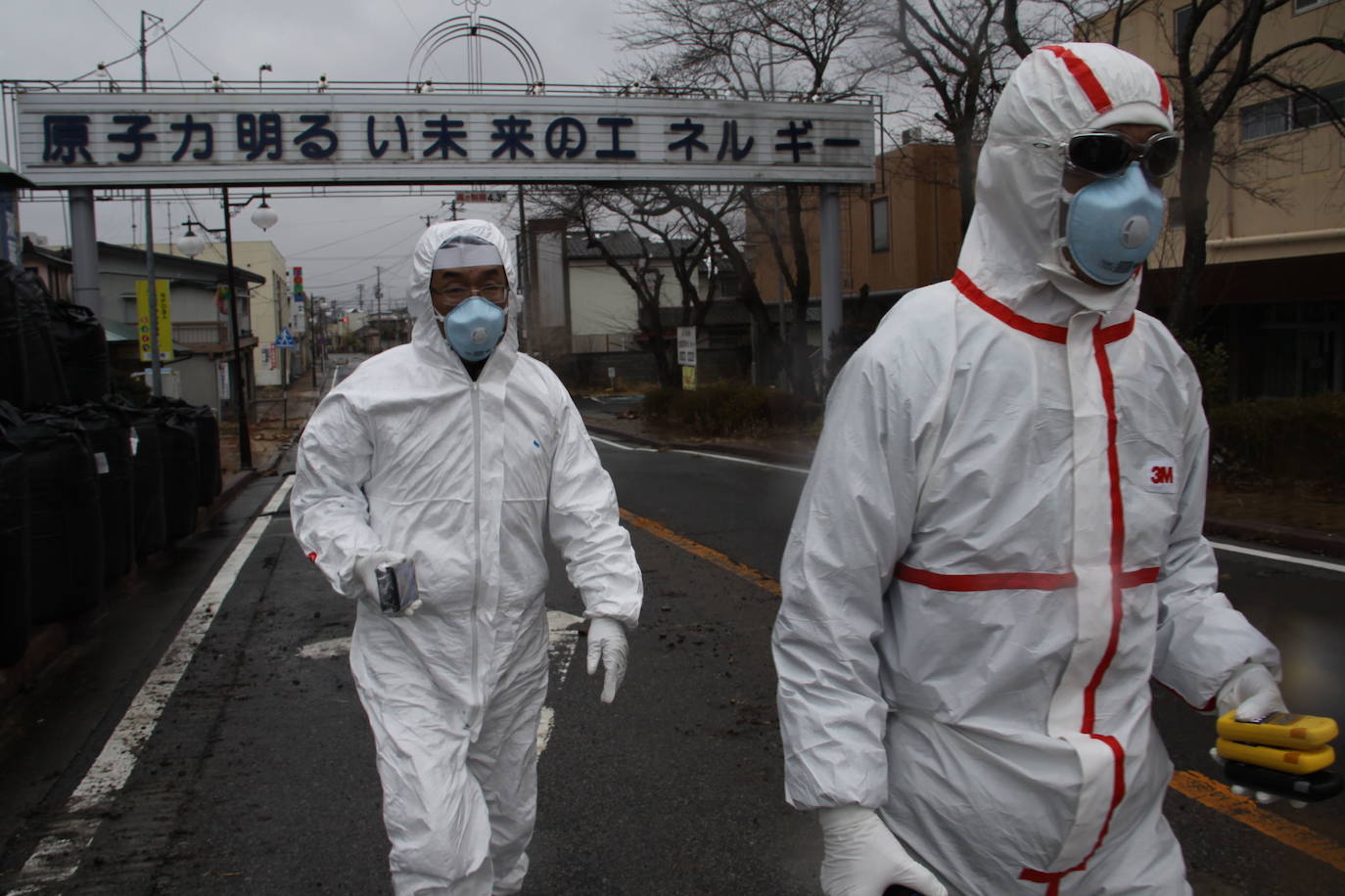 El 11 de marzo de 2011, un terremoto de magnitud 9 desató un tsunami que arrasó la costa nororiental de Japón, dejando más de 22.000 muertos y desaparecidos y provocando en la central de Fukushima 1 el peor accidente nuclear desde Chernóbil. Con olas de hasta 40 metros, el tsunami arrastró todo lo que encontró a su paso en cientos de kilómetros.