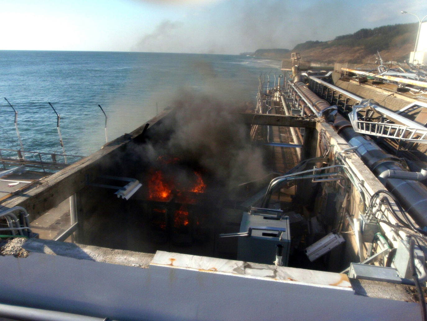 El 11 de marzo de 2011, un terremoto de magnitud 9 desató un tsunami que arrasó la costa nororiental de Japón, dejando más de 22.000 muertos y desaparecidos y provocando en la central de Fukushima 1 el peor accidente nuclear desde Chernóbil. Con olas de hasta 40 metros, el tsunami arrastró todo lo que encontró a su paso en cientos de kilómetros.