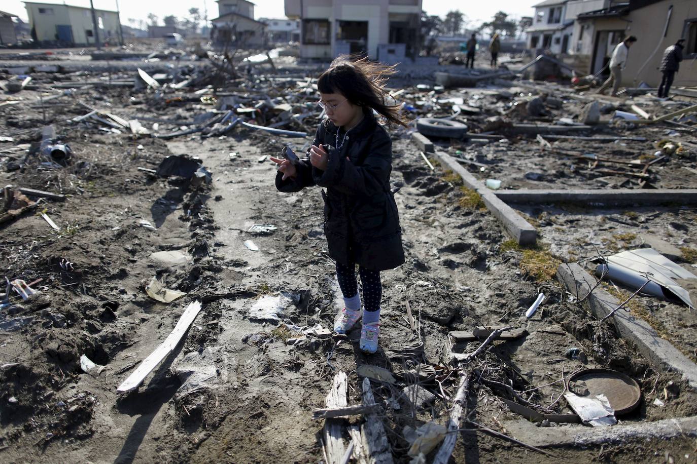 El 11 de marzo de 2011, un terremoto de magnitud 9 desató un tsunami que arrasó la costa nororiental de Japón, dejando más de 22.000 muertos y desaparecidos y provocando en la central de Fukushima 1 el peor accidente nuclear desde Chernóbil. Con olas de hasta 40 metros, el tsunami arrastró todo lo que encontró a su paso en cientos de kilómetros.