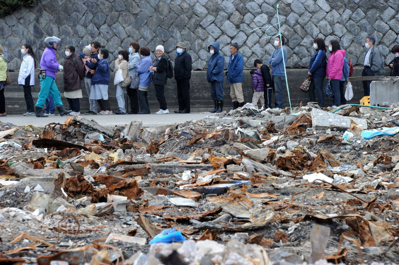 El 11 de marzo de 2011, un terremoto de magnitud 9 desató un tsunami que arrasó la costa nororiental de Japón, dejando más de 22.000 muertos y desaparecidos y provocando en la central de Fukushima 1 el peor accidente nuclear desde Chernóbil. Con olas de hasta 40 metros, el tsunami arrastró todo lo que encontró a su paso en cientos de kilómetros.