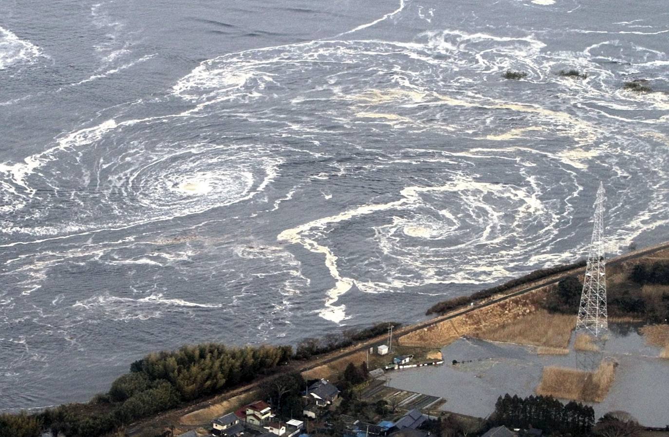 El 11 de marzo de 2011, un terremoto de magnitud 9 desató un tsunami que arrasó la costa nororiental de Japón, dejando más de 22.000 muertos y desaparecidos y provocando en la central de Fukushima 1 el peor accidente nuclear desde Chernóbil. Con olas de hasta 40 metros, el tsunami arrastró todo lo que encontró a su paso en cientos de kilómetros.