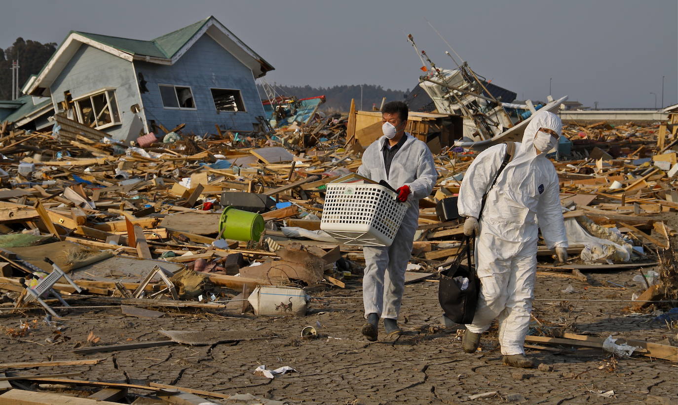 El 11 de marzo de 2011, un terremoto de magnitud 9 desató un tsunami que arrasó la costa nororiental de Japón, dejando más de 22.000 muertos y desaparecidos y provocando en la central de Fukushima 1 el peor accidente nuclear desde Chernóbil. Con olas de hasta 40 metros, el tsunami arrastró todo lo que encontró a su paso en cientos de kilómetros.