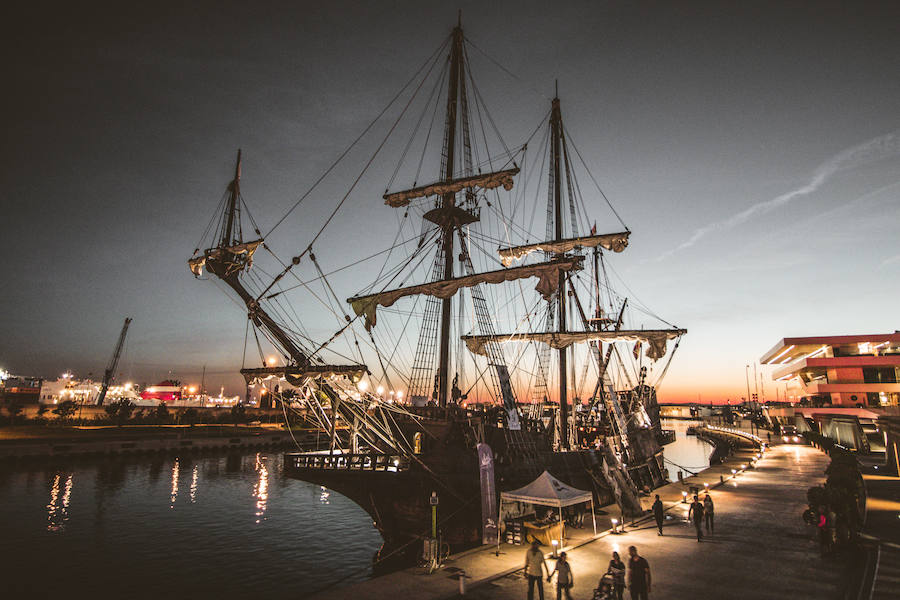 El Galeón Andalucía estará anclado en Valencia desde este sábado hasta el 28 de marzo. El histórico navío atracará en La Marina de Valencia, junto al Veles e Vents, y abrirá sus cubiertas a los visitantes que deseen conocer su historia. Se puede visitar desde las 10:00 hasta las 19:00 horas. La entrada cuesta cinco euros para los adultos y tres para los niños. Los menores de cinco años tienen acceso gratuito. 