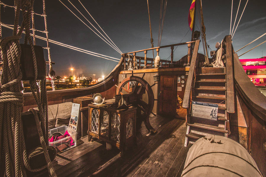 El Galeón Andalucía estará anclado en Valencia desde este sábado hasta el 28 de marzo. El histórico navío atracará en La Marina de Valencia, junto al Veles e Vents, y abrirá sus cubiertas a los visitantes que deseen conocer su historia. Se puede visitar desde las 10:00 hasta las 19:00 horas. La entrada cuesta cinco euros para los adultos y tres para los niños. Los menores de cinco años tienen acceso gratuito. 