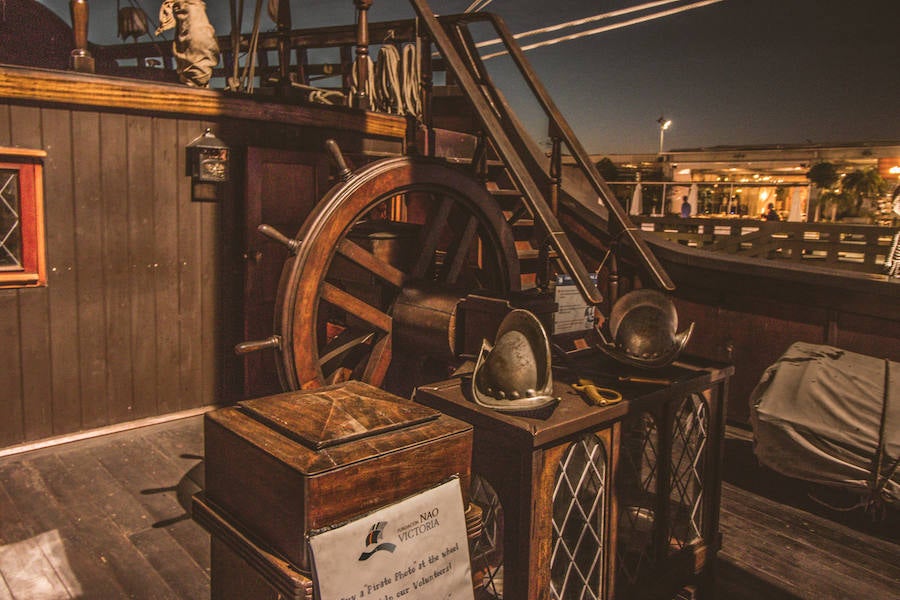 El Galeón Andalucía estará anclado en Valencia desde este sábado hasta el 28 de marzo. El histórico navío atracará en La Marina de Valencia, junto al Veles e Vents, y abrirá sus cubiertas a los visitantes que deseen conocer su historia. Se puede visitar desde las 10:00 hasta las 19:00 horas. La entrada cuesta cinco euros para los adultos y tres para los niños. Los menores de cinco años tienen acceso gratuito. 