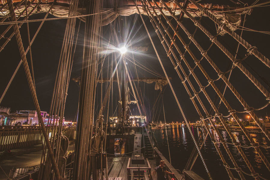 El Galeón Andalucía estará anclado en Valencia desde este sábado hasta el 28 de marzo. El histórico navío atracará en La Marina de Valencia, junto al Veles e Vents, y abrirá sus cubiertas a los visitantes que deseen conocer su historia. Se puede visitar desde las 10:00 hasta las 19:00 horas. La entrada cuesta cinco euros para los adultos y tres para los niños. Los menores de cinco años tienen acceso gratuito. 