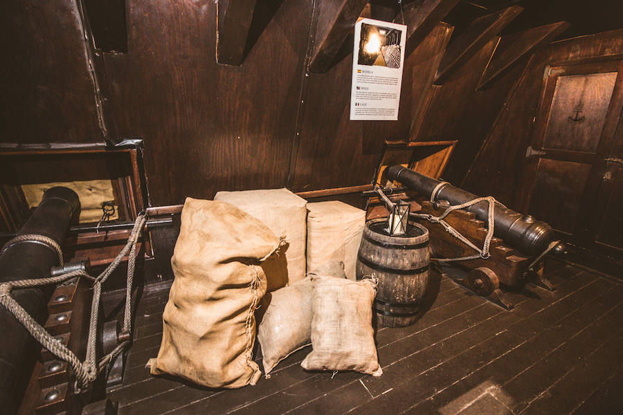 El Galeón Andalucía estará anclado en Valencia desde este sábado hasta el 28 de marzo. El histórico navío atracará en La Marina de Valencia, junto al Veles e Vents, y abrirá sus cubiertas a los visitantes que deseen conocer su historia. Se puede visitar desde las 10:00 hasta las 19:00 horas. La entrada cuesta cinco euros para los adultos y tres para los niños. Los menores de cinco años tienen acceso gratuito. 