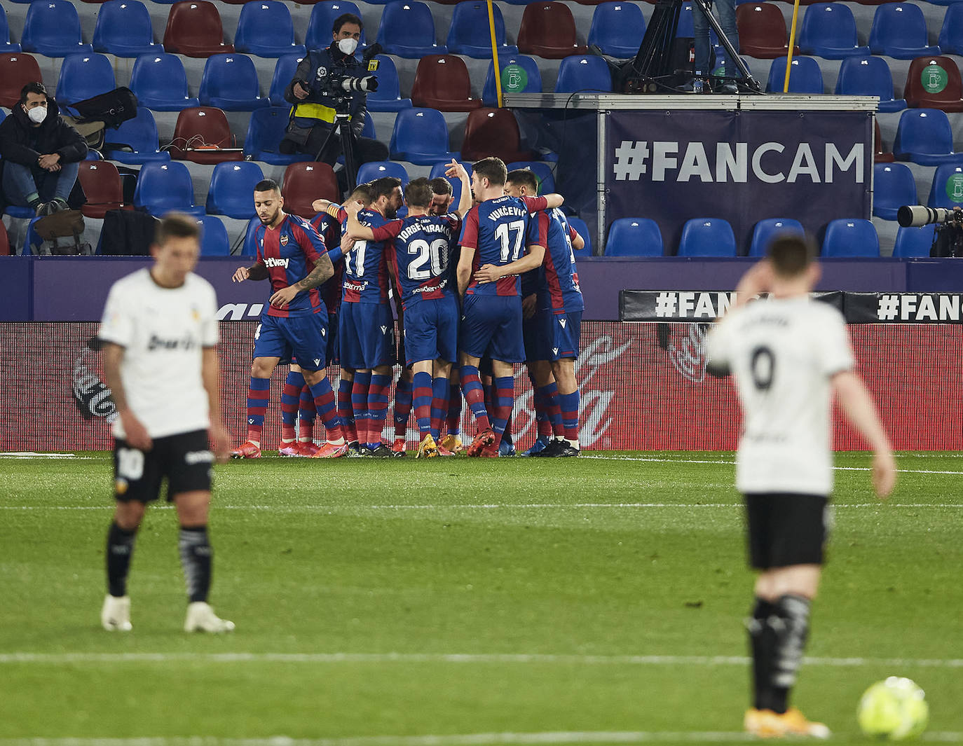 Las mejores imágenes del derbi entre el Levante UD y el Valencia CF