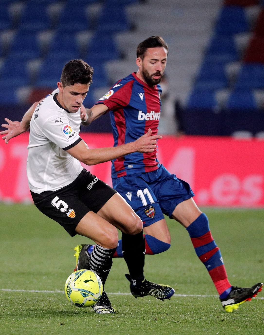 Las mejores imágenes del derbi entre el Levante UD y el Valencia CF