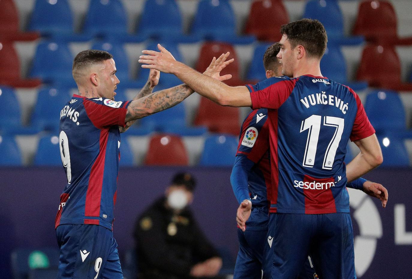 Las mejores imágenes del derbi entre el Levante UD y el Valencia CF