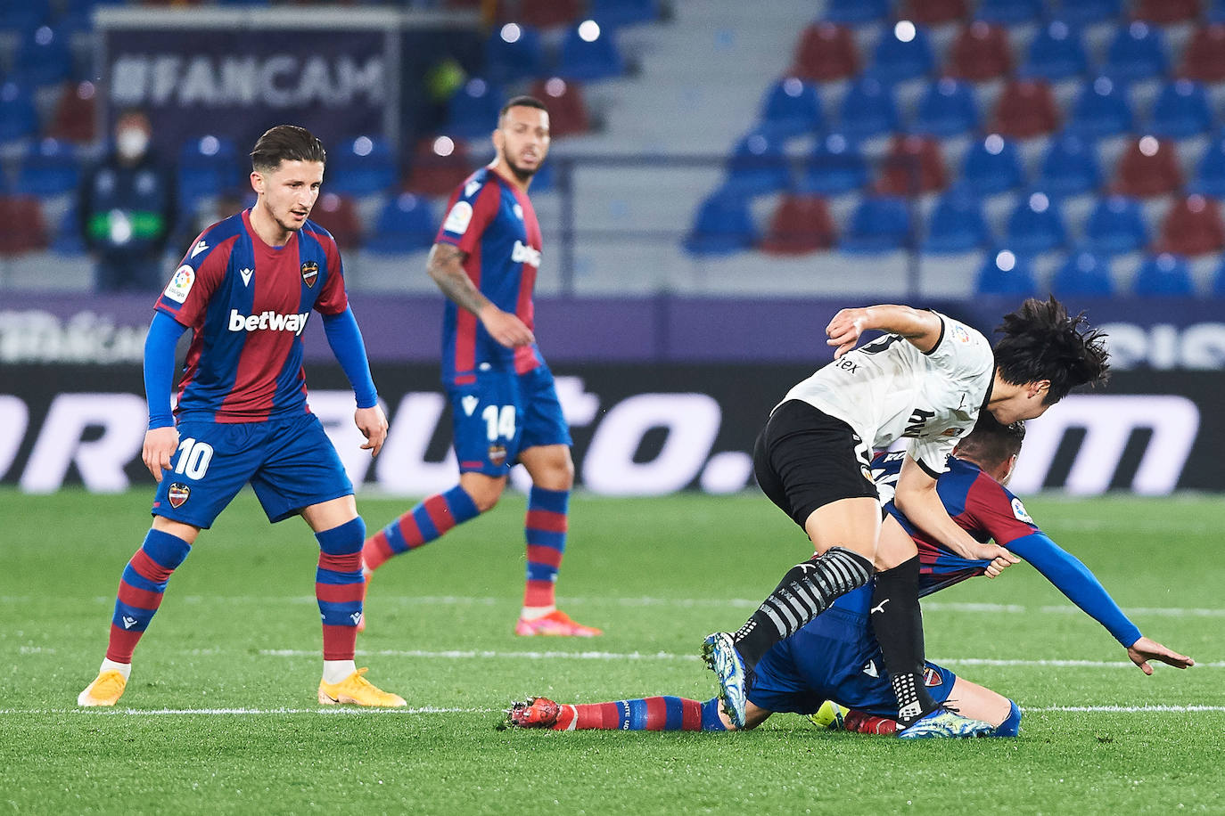 Las mejores imágenes del derbi entre el Levante UD y el Valencia CF