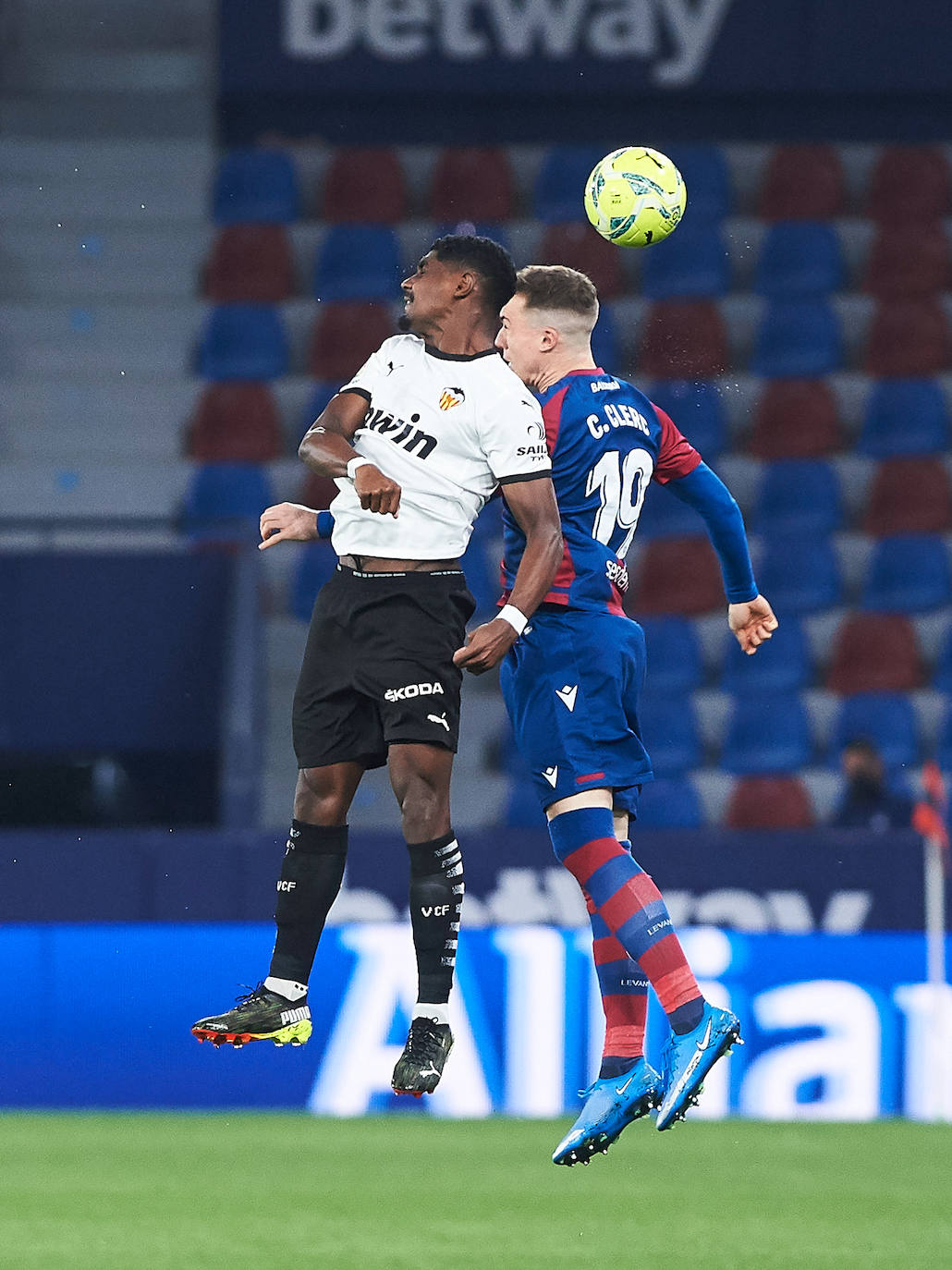 Las mejores imágenes del derbi entre el Levante UD y el Valencia CF