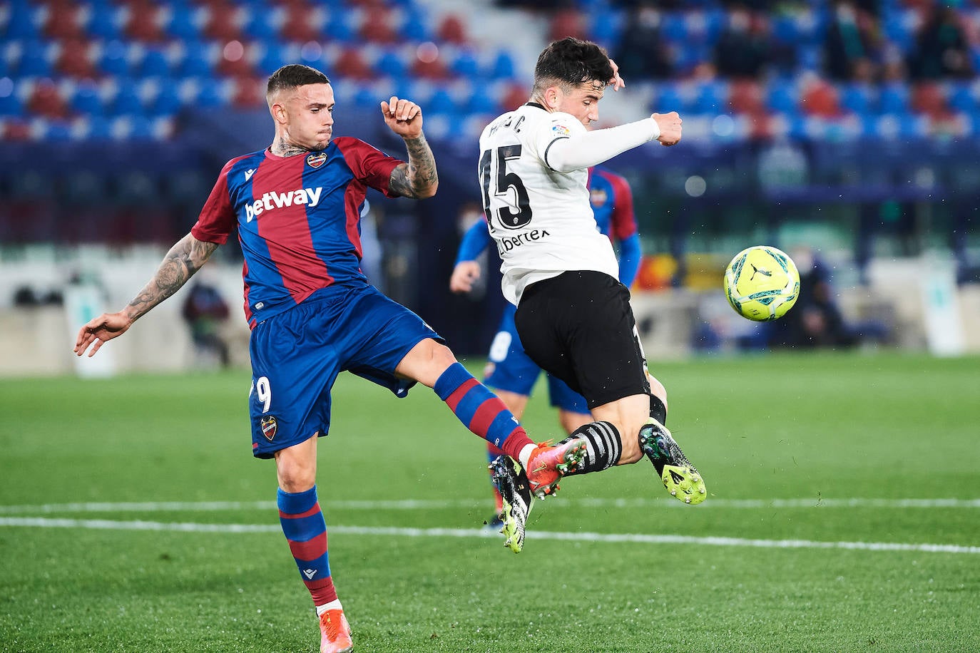 Las mejores imágenes del derbi entre el Levante UD y el Valencia CF