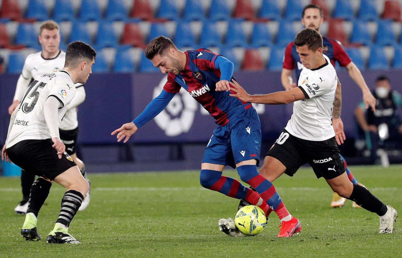 Las mejores imágenes del derbi entre el Levante UD y el Valencia CF