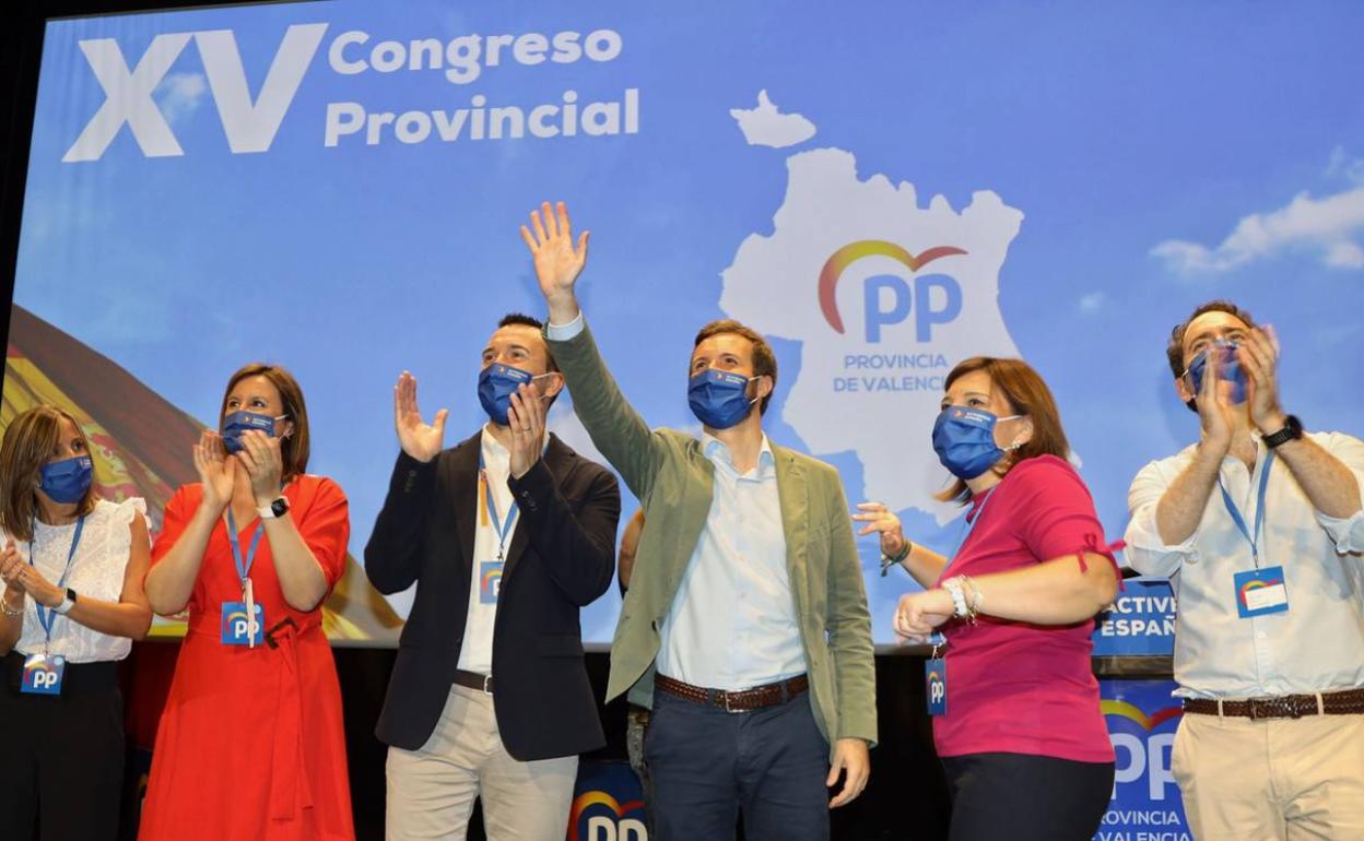 Vicent Mompó e Isabel Bonig, separados por Pablo Casado, en el congreso provincial de Valencia. 