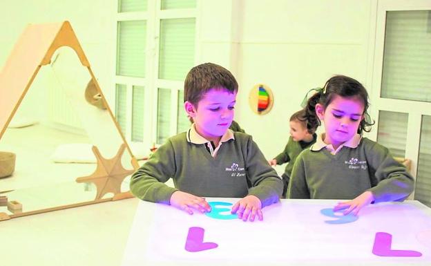 Alumnos de Infantil en el Aula Multisensorial. 