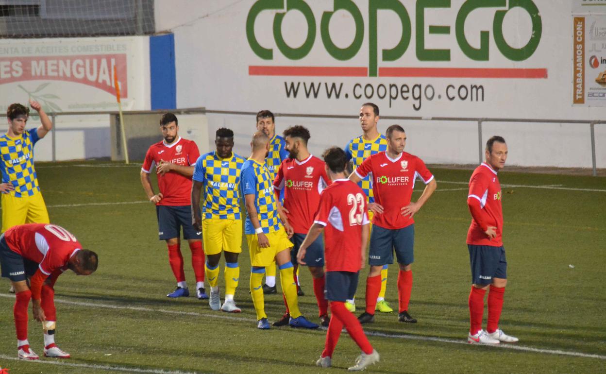 Jugadores del Pego y del Dénia durante uno de sus últimos duelos.
