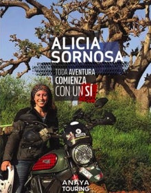 Imagen secundaria 2 - La Ducati Scrambler le acompaña en sus aventuras. Su último viaje fue antes de la pandemia, de Madrid a Senegal junto a su amiga Raquel.