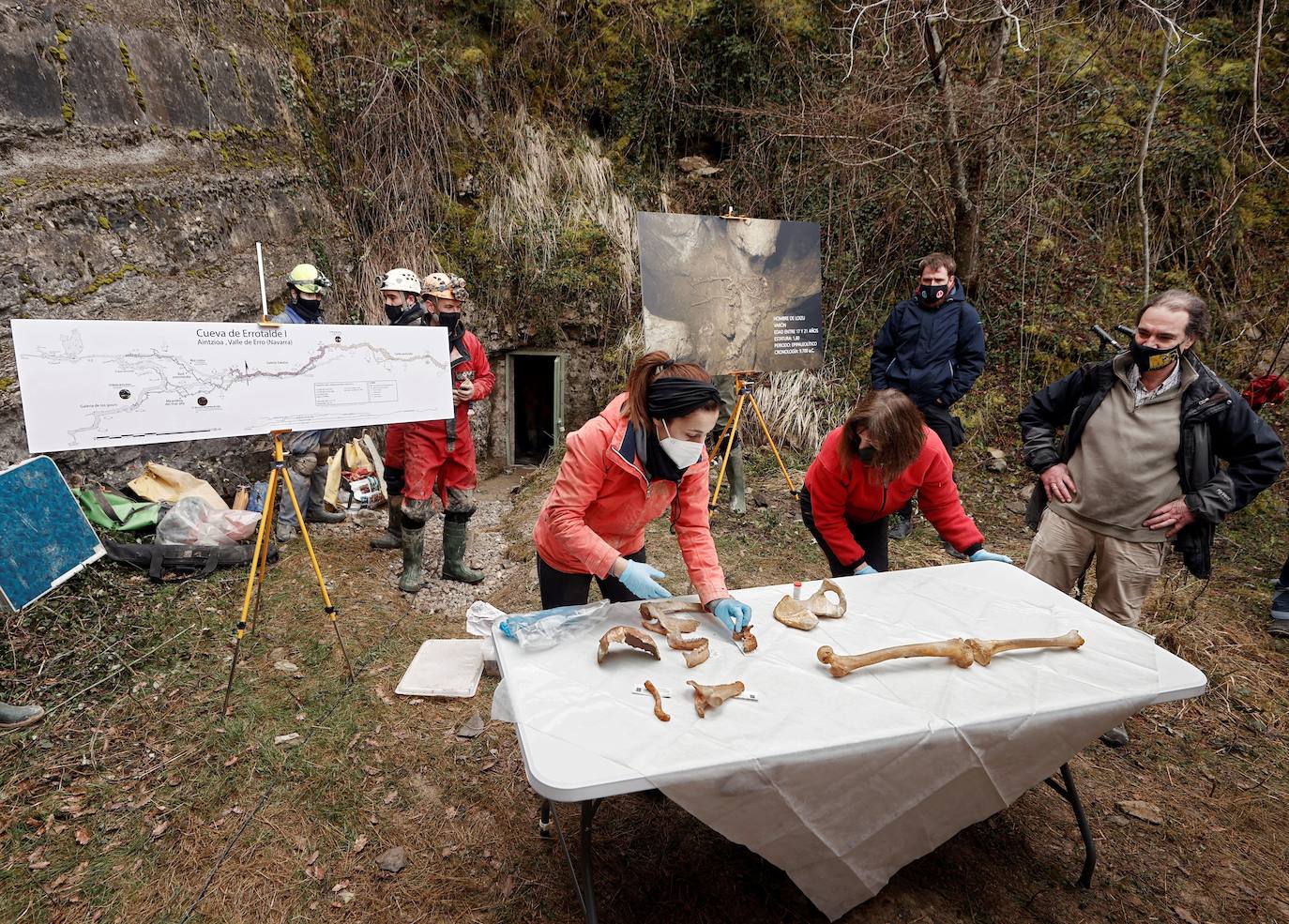 Es el descubrimiento uno de los esqueletos mejor conservados de prehistoria que tiene más de 11.700 años. Bautizado como 'el hombre de Loizu', sus restos han estado durante casi doce milenios resguardados en una cueva cerca de la localidad navarra de Erro, donde este viernes ha sido presentado como «un hallazgo excepcional». Los detalles han sido explicados in situ, en la entrada de la angosta cueva del concejo de Aintzioa-Loizu, por los expertos del equipo interdisciplinar que trabajan en la investigación en un acto al que ha acudido también la presidenta del Gobierno de Navarra, María Chivite.