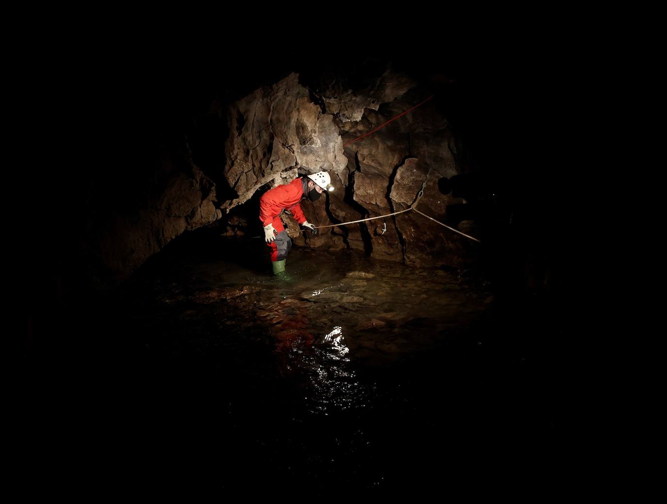 Es el descubrimiento uno de los esqueletos mejor conservados de prehistoria que tiene más de 11.700 años. Bautizado como 'el hombre de Loizu', sus restos han estado durante casi doce milenios resguardados en una cueva cerca de la localidad navarra de Erro, donde este viernes ha sido presentado como «un hallazgo excepcional». Los detalles han sido explicados in situ, en la entrada de la angosta cueva del concejo de Aintzioa-Loizu, por los expertos del equipo interdisciplinar que trabajan en la investigación en un acto al que ha acudido también la presidenta del Gobierno de Navarra, María Chivite.