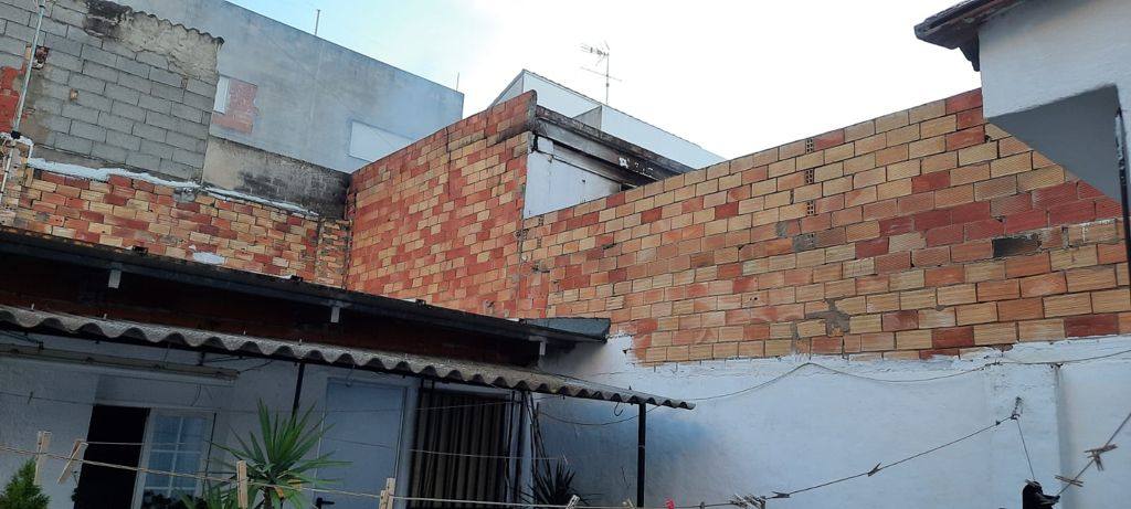 Dos policías intoxicados y 15 desalojados. El fuego por una estufa de leña obliga a evacuar cinco viviendas de la localidad ante llamas de siete metros que se propagaban por las terrazas