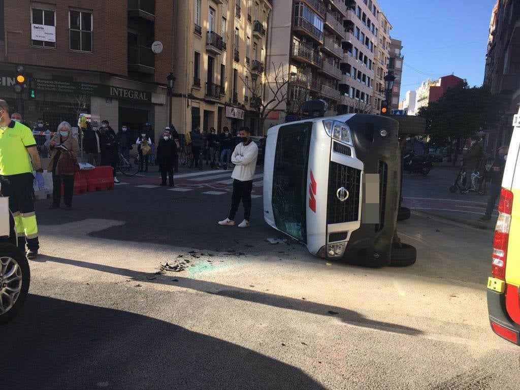 Fotos: Una furgoneta vuelca tras un choque en Valencia