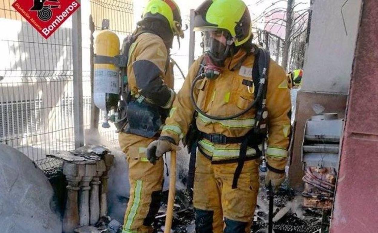 Dos bombonas de butano han hecho «de antorcha» para avivar las llamas aunque no han explotado. 