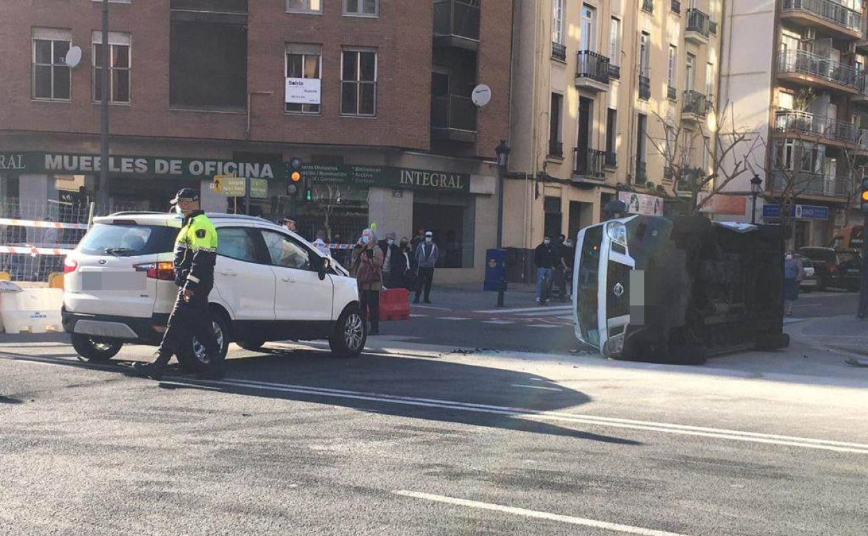 La furgoneta implicada en el accidente, volcada en la calzada. 